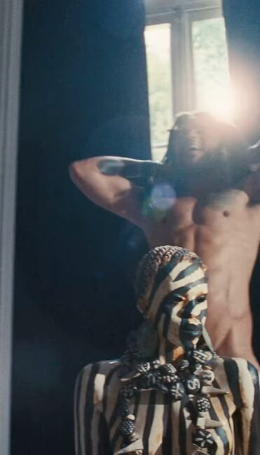 Lenny Kravitz Goes Fully Nude In New Video3