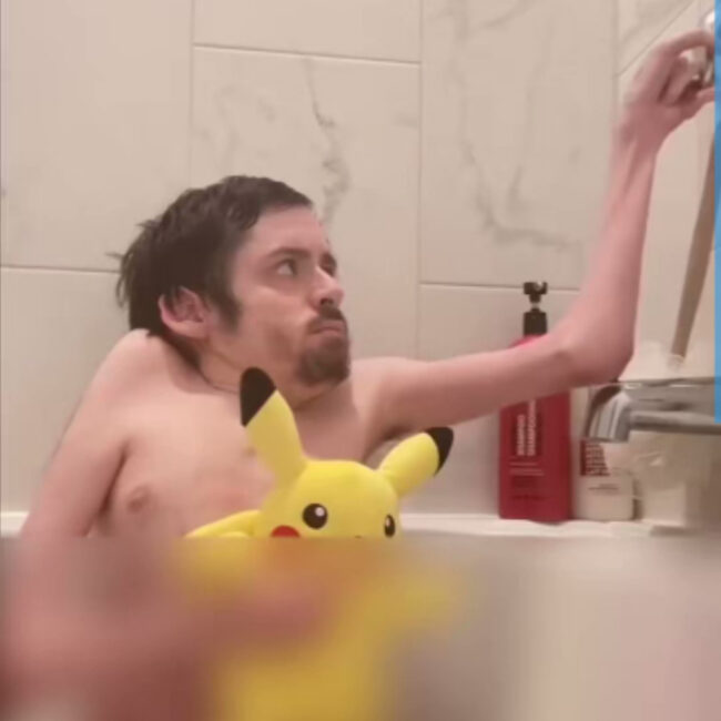 Ricky Bewick Naked in a Bathtub Goes Viral in Uncensored Footage