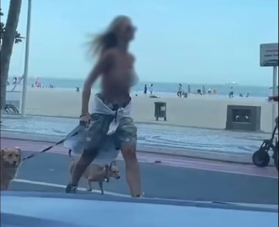 Caroline Werner Exposed Her Naked Boobs While Taking A Walk With Her Dog1