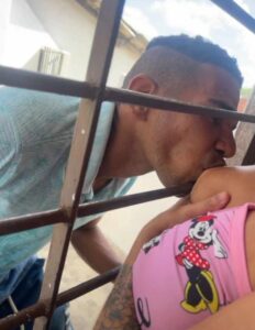 VÍDEO de um homem chupando o seio de uma mulher pela janela se torna viral no Twitter em Vídeo Do Zeca vazou sextape