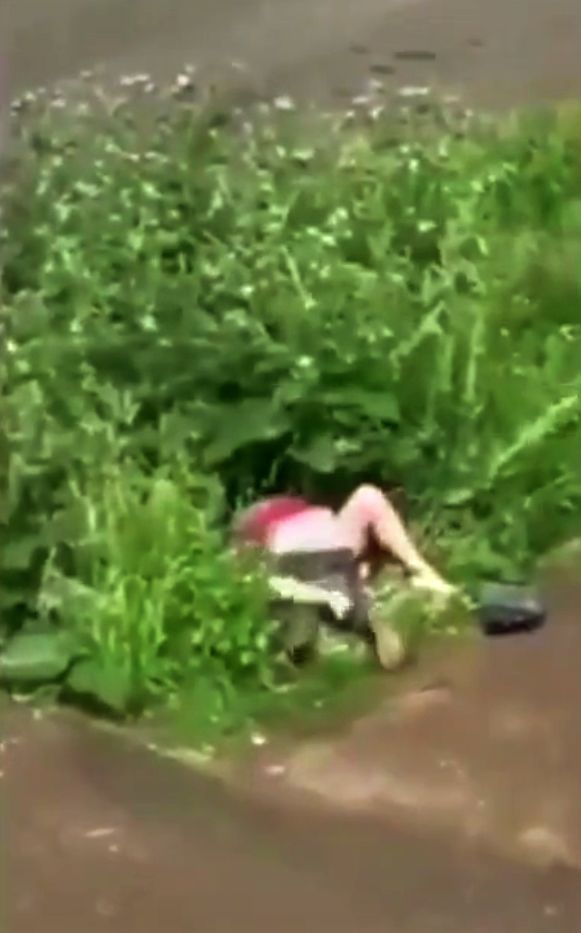 Couple Caught Having Sex By The Roadside