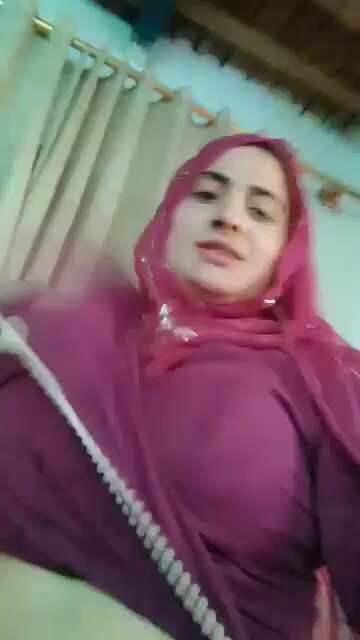 Pakistani Vloger Xxx Video Showing Off Her Pussy